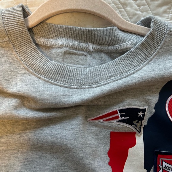 WEAR by Erin Andrews Patriots crewneck - Picture 2 of 3